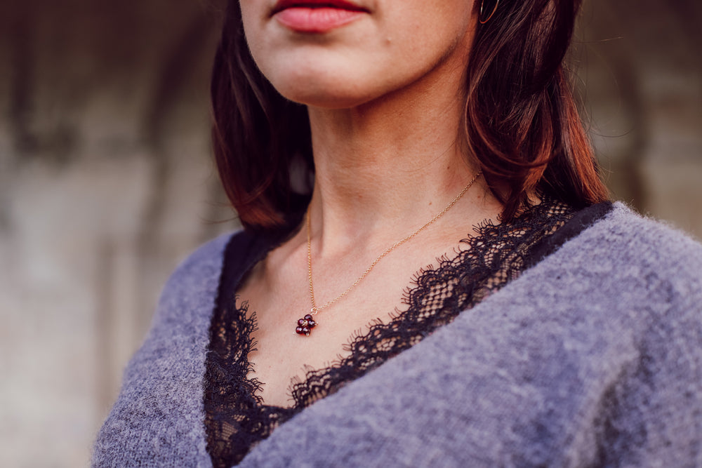 Collier Fleurette Grenat ou Cristal