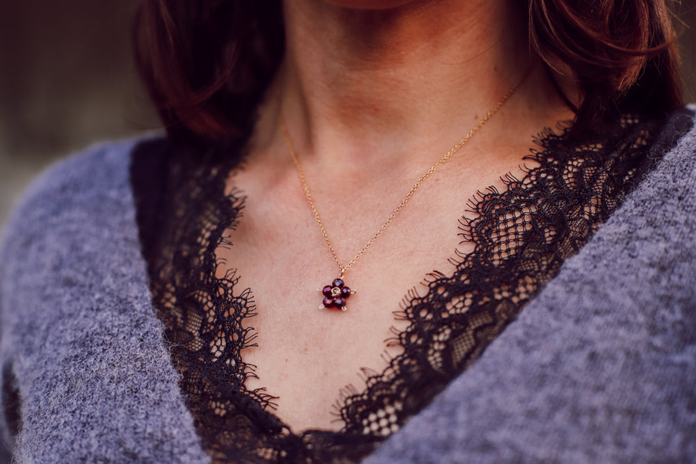 Collier Fleurette Grenat ou Cristal