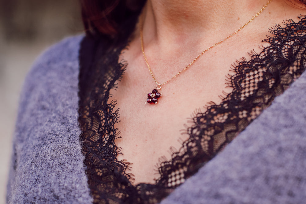 Collier Fleurette Grenat ou Cristal