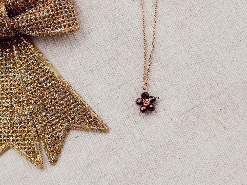 Collier Fleurette Grenat ou Cristal